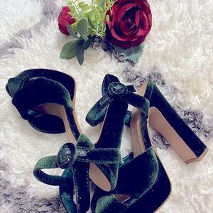 Green xox shoes 👠. Tall heels 👠